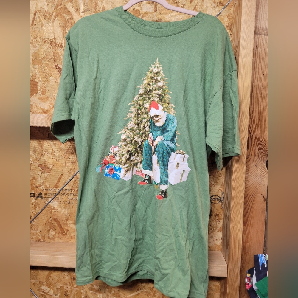 Green Christmas T-Shirt with Tired Santa Design Mens Size‎ Large